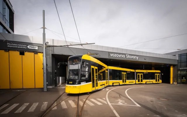 Stejnou tramvaj potkávají lidé v Plzni v těchto barvách