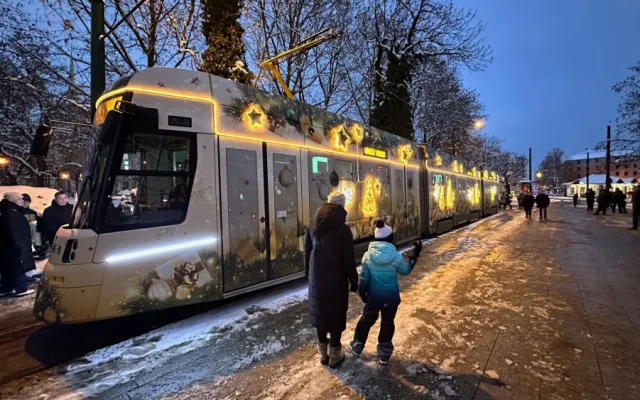 Nejmodernější plzeňská tramvaj Škoda 40T se loni představila i jako vánoční tramvaj