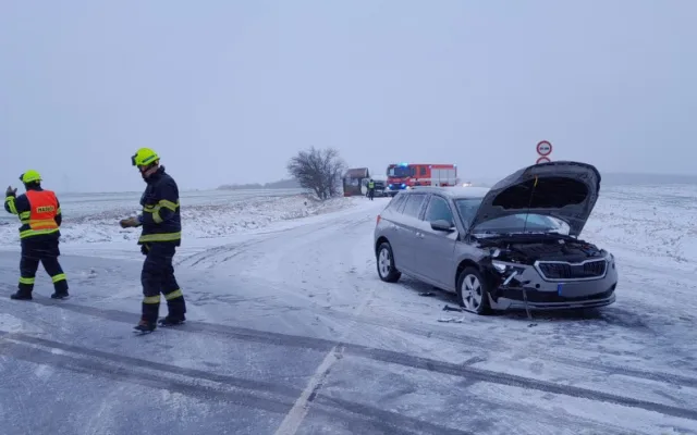 Hromadná nehoda čtyř automobilů na zasněžené silnici blokuje hlavní tah z Plzně na Karlovy Vary. Na místě jsou zranění
