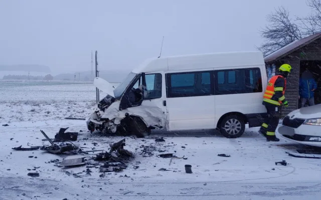 Hromadná nehoda čtyř automobilů na zasněžené silnici blokuje hlavní tah z Plzně na Karlovy Vary. Na místě jsou zranění