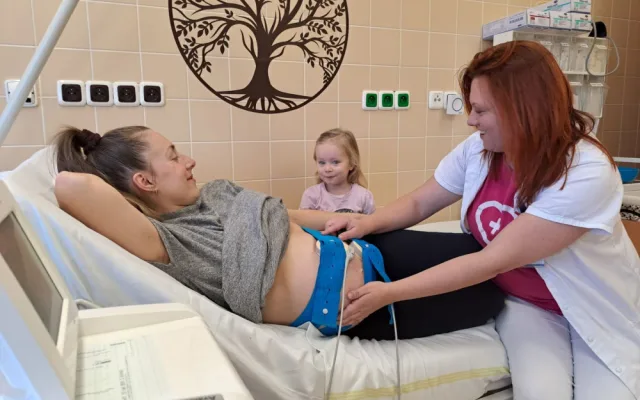 Pro těhotné a ženy v šestinedělí zavedla nemocnice zdarma novou návštěvní službu v domácím prostředí