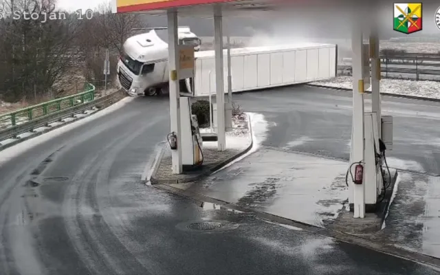 Video zachytilo nehodu kamionu, který se na ledovce ve vysoké rychlosti převrátil na bok před čerpací stanicí