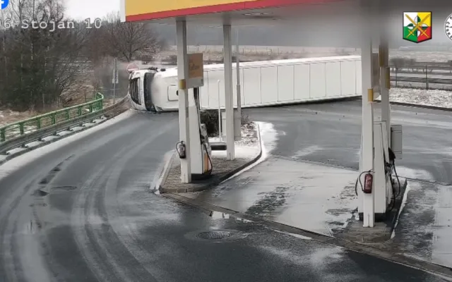 Video zachytilo nehodu kamionu, který se na ledovce ve vysoké rychlosti převrátil na bok před čerpací stanicí