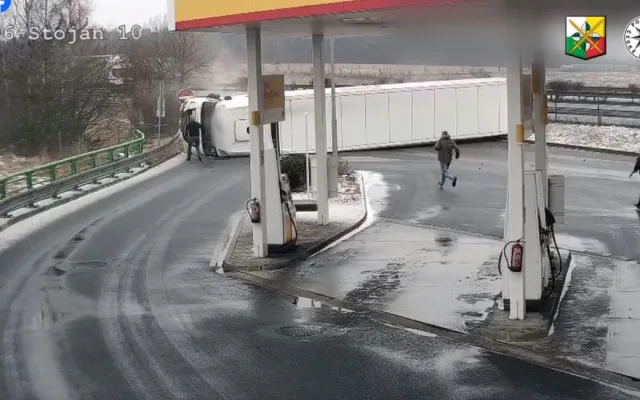 Video zachytilo nehodu kamionu, který se na ledovce ve vysoké rychlosti převrátil na bok před čerpací stanicí
