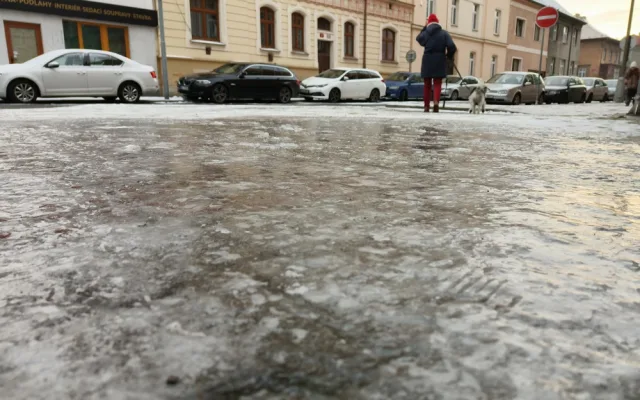 Okap končí přímo nad chodníkem a mění ho v nebezpečnou ledovou past na chodce