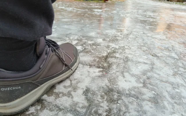 Okap končí přímo nad chodníkem a mění ho v nebezpečnou ledovou past na chodce