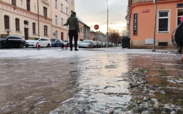 Okap končí přímo nad chodníkem a mění ho v nebezpečnou ledovou past na chodce