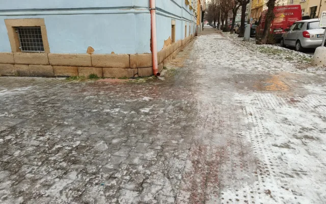 Okap končí přímo nad chodníkem a mění ho v nebezpečnou ledovou past na chodce