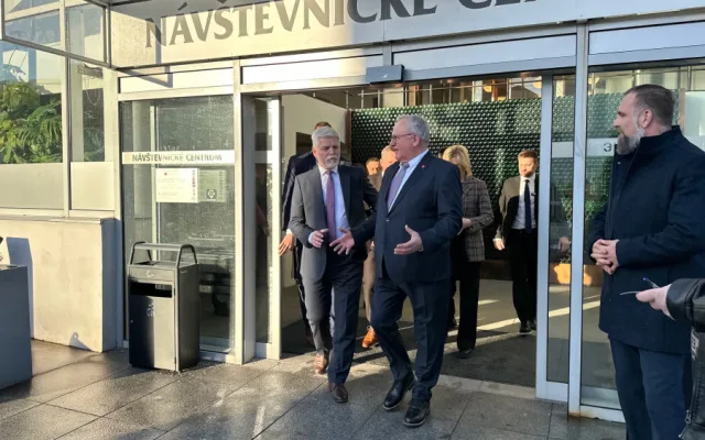 Usměvavý prezident Petr Pavel věnoval podpis známému lovci autogramů a zahájil návštěvu Plzeňského kraje