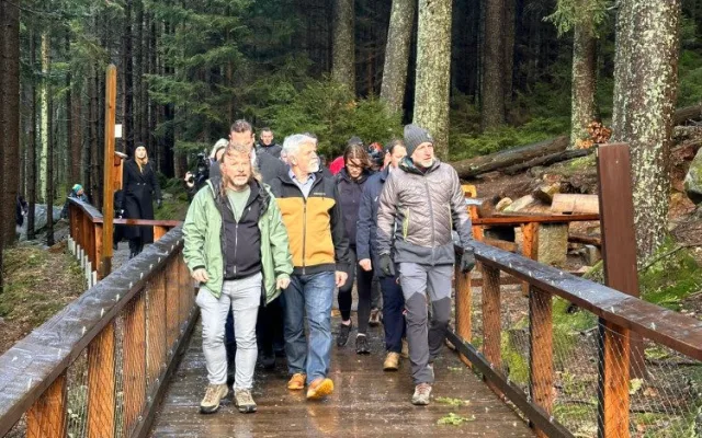 Prezident ve sportovním oblečení vyrazil ostrým tempem do kopce k výběhu se šumavskými vlky. Viděl jich 11 ze 13