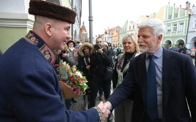 Při návštěvě Domažlic dostal Pavel kromě chodského koláče i pozvání na další ročník Chodských slavností, foto: město Domažlice