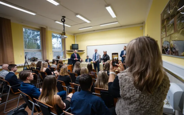 Petr Pavel se setkal také se studenty Vyšší odborné školy, Obchodní akademie a Střední zdravotnické školy v Erbenově ulici v Domažlicích, foto: KPR