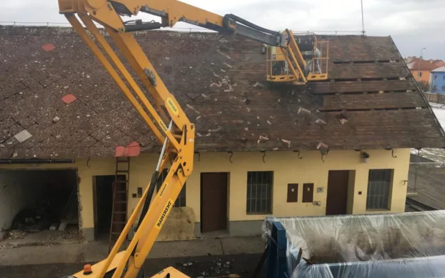 Zdemolovat se nejprve musí garáže, aby uvolnily místo pro nový pavilon