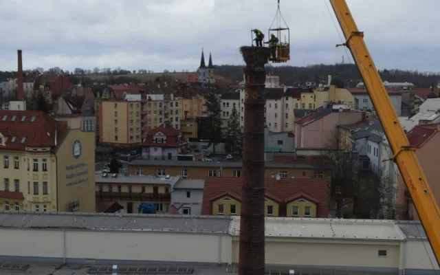 Netradiční den pracovníků hobbymarketu, rekonstruovali staré hnízdo čápů na 24 metrů vysokém komíně