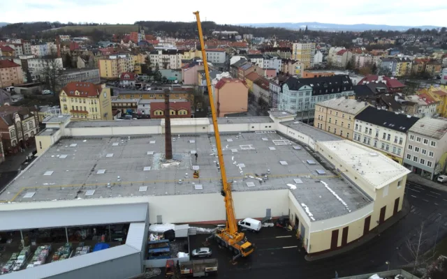 Netradiční den pracovníků hobbymarketu, rekonstruovali staré hnízdo čápů na 24 metrů vysokém komíně