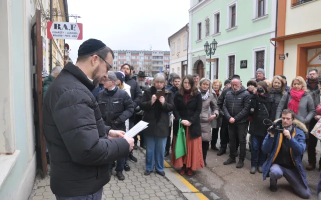 Tři kameny zmizelých připomínají rodinu Stadlerových, kterou před 82 lety odvezl transport do Terezína