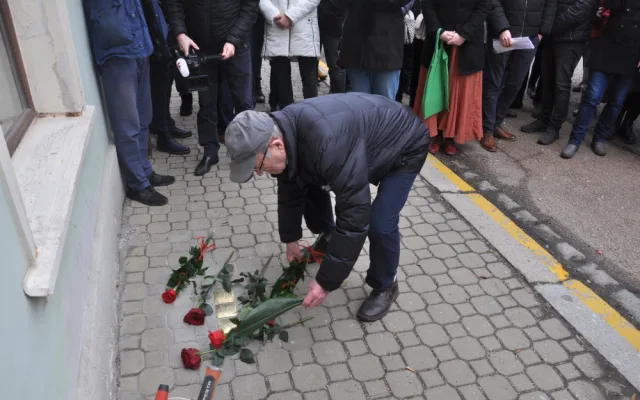 Tři kameny zmizelých připomínají rodinu Stadlerových, kterou před 82 lety odvezl transport do Terezína