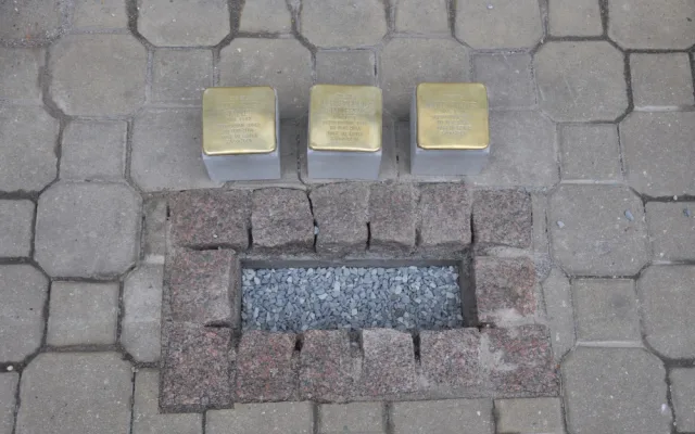 Tři kameny zmizelých připomínají rodinu Stadlerových, kterou před 82 lety odvezl transport do Terezína