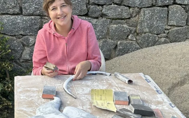 Díky nadšenci se podařilo obnovit dlouhé roky ztracená domovní znamení, tepaný plech nahradil 3D tisk