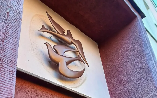 Díky nadšenci se podařilo obnovit dlouhé roky ztracená domovní znamení, tepaný plech nahradil 3D tisk