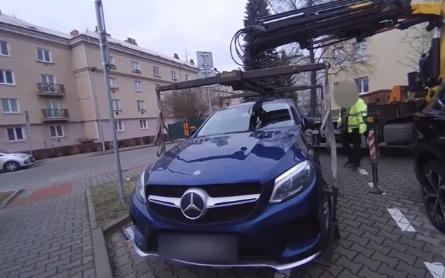 Řidiči luxusních vozů parkují na místech pro invalidy, strážníci je nekompromisně odtahují