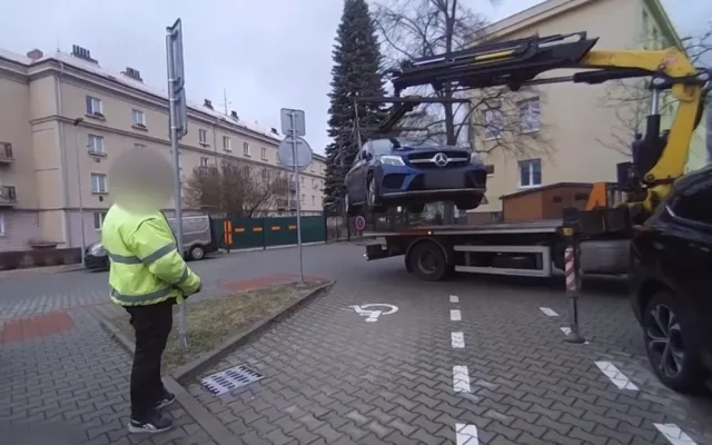 Řidiči luxusních vozů parkují na místech pro invalidy, strážníci je nekompromisně odtahují