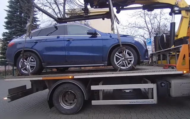 Řidiči luxusních vozů parkují na místech pro invalidy, strážníci je nekompromisně odtahují