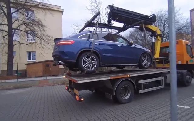 Řidiči luxusních vozů parkují na místech pro invalidy, strážníci je nekompromisně odtahují
