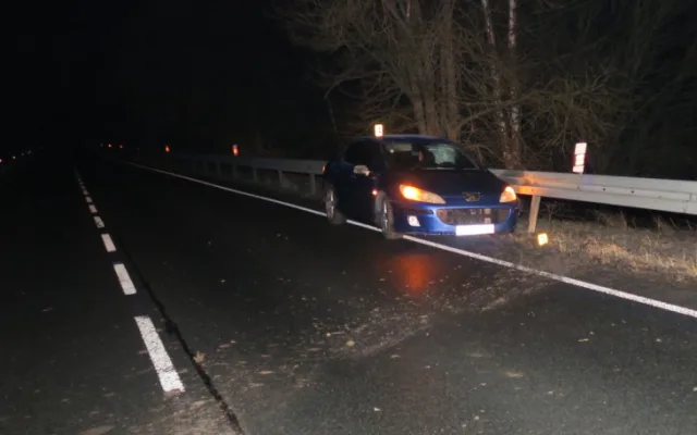 Řidič vozu Peugeot 407 od nehody odešel, pátrá po něm policie