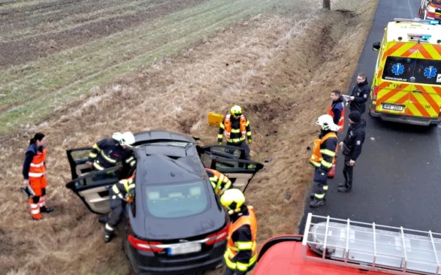 Mladík vylétl s jaguarem ze silnice