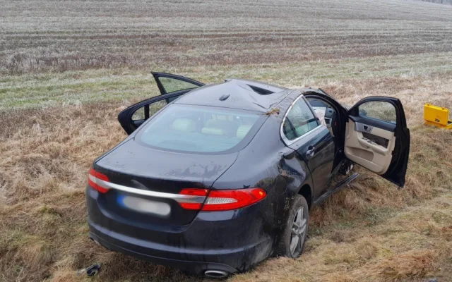 Mladík vylétl s jaguarem ze silnice