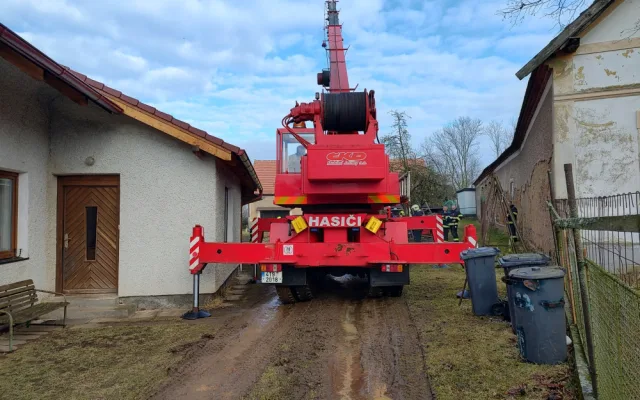 Kůň upadl a nedokázal se zvednout, znovu na nohy ho postavili hasiči s jeřábem