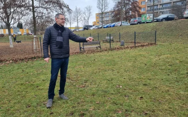 Miroslav Šuma - první místostarosta MO Plzeň 1 ukazuje, kam se rozšíří zdejší psí loučka