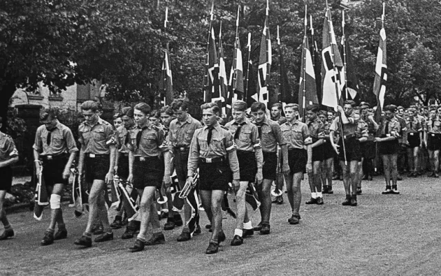 Mladíci z Hitlerjugend dostali v Plzni 1. dubna do užívání Domov Hitlerovy mládeže na Klatovské 90. Generálporučík Hermann jim při otevření věnoval obraz s pohledem na Plzeň.