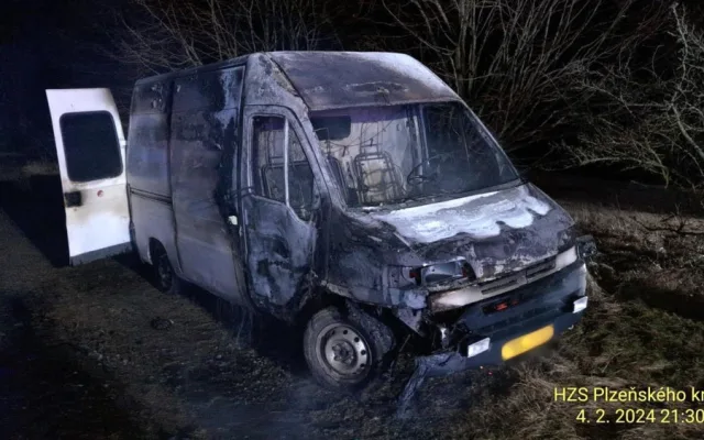 Odvážný policista se vrhl do plamenů a zachránil muže, který se chtěl upálit v autě