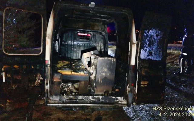 Odvážný policista se vrhl do plamenů a zachránil muže, který se chtěl upálit v autě