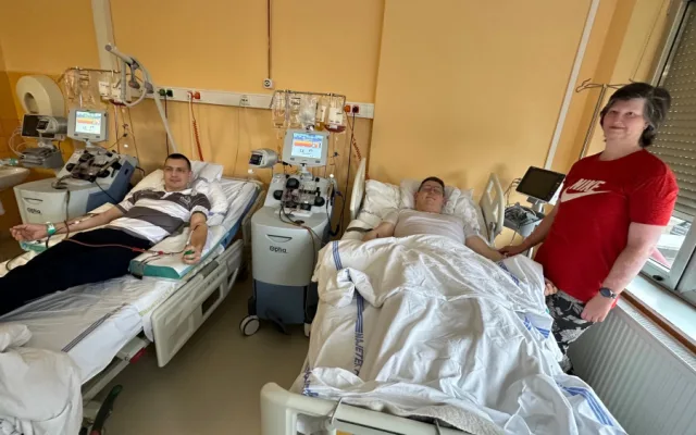 Paní Vendula onemocněla leukemií a život jí zachránila transplantace kostní dřeně. Její manžel se teď stal v Plzni tisícím dárcem krvetvorných buněk