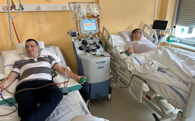 Paní Vendula onemocněla leukemií a život jí zachránila transplantace kostní dřeně. Její manžel se teď stal v Plzni tisícím dárcem krvetvorných buněk