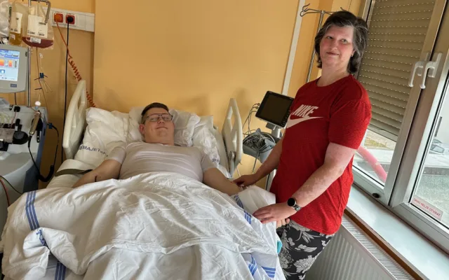 Paní Vendula onemocněla leukemií a život jí zachránila transplantace kostní dřeně. Její manžel se teď stal v Plzni tisícím dárcem krvetvorných buněk