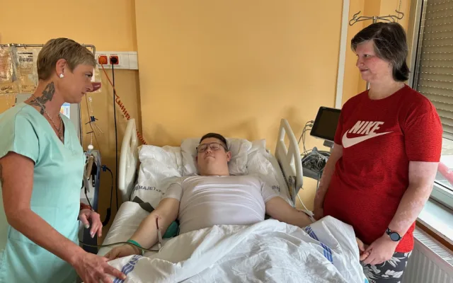 O dárce pečuje při odběru sestra Michala Vokáčová