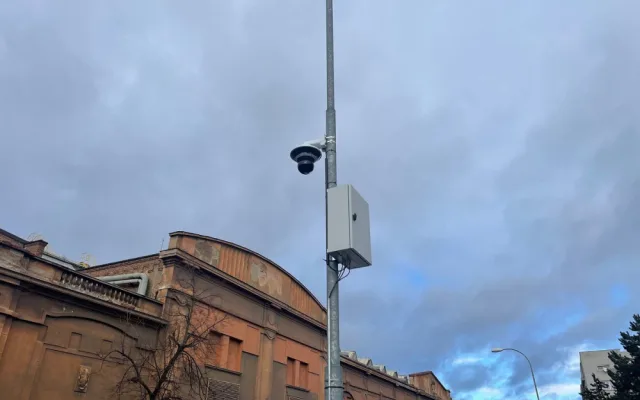 Nově se kamerový systém rozšířil i do křižovatky ulic Korandova x Nerudova