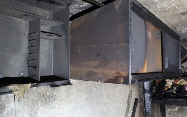 Zloděj si chtěl v garáží posvítit zapáleným kartonem, nakonec objekt podpálil a sám skončil v nemocnici