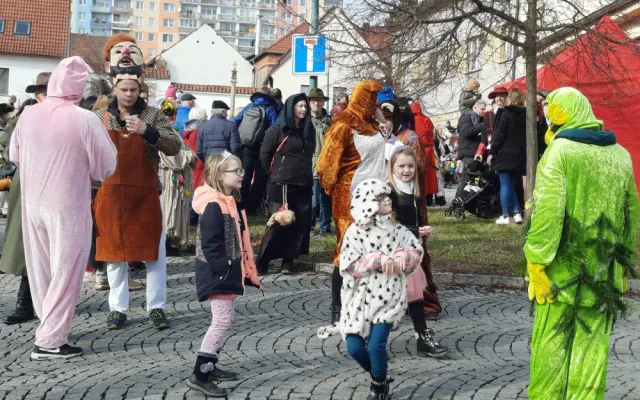 Boleveckou návsí prošly maškary, Selský dvůr U Matoušů si připomněl Bláznové dny
