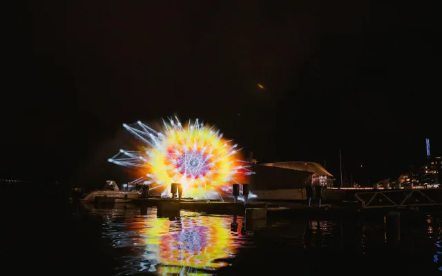Na Mži se vzedme obří vodní stěna, Festival světla BLIK BLIK letos ohromí svou rozsáhlostí