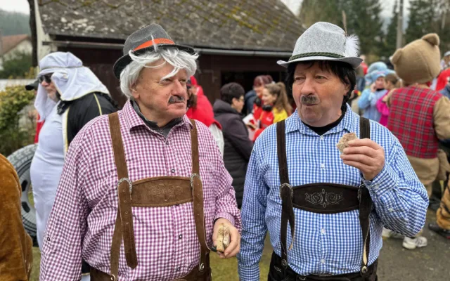 Na pestrém masopustu v příhraniční obci frčely sladkosti, koblihy, šišky, vošouchy, báč i pití všech barev