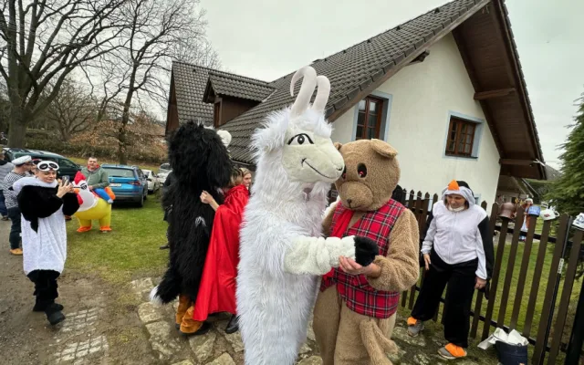 Na pestrém masopustu v příhraniční obci frčely sladkosti, koblihy, šišky, vošouchy, báč i pití všech barev
