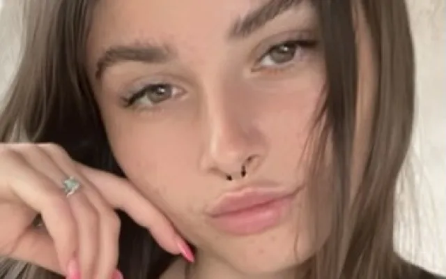 Laura po bouračce částečně oslepla, ochrnula a musela podstoupit řadu náročných operací, její přítel nehodu nepřežil