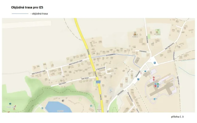 Silnice k nemocnici je plná děr a nerovností, město ji nechá opravit. Už před 10 lety bylo pozdě, komentují lidé