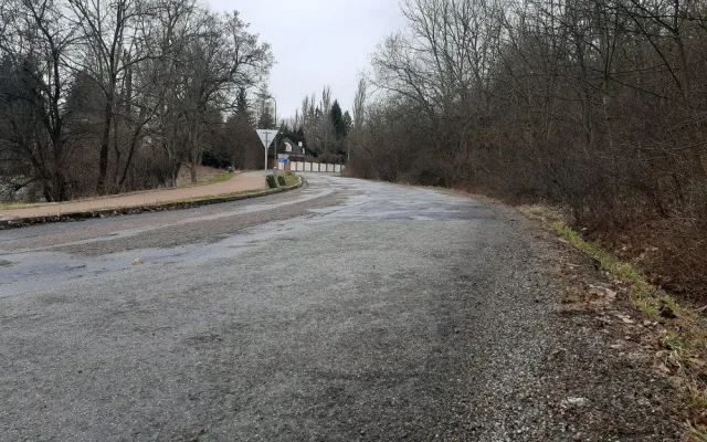 Silnice k nemocnici je plná děr a nerovností, město ji nechá opravit. Už před 10 lety bylo pozdě, komentují lidé