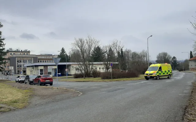 Silnice k nemocnici je plná děr a nerovností, město ji nechá opravit. Už před 10 lety bylo pozdě, komentují lidé